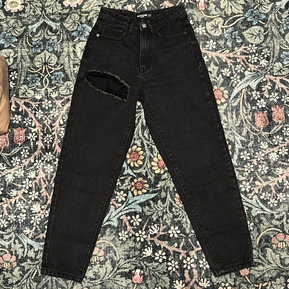 Pretty Little Thing — High Waist — Black Distressed — Straight Leg Fit
